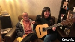 Viviam María López, realizadora del programa 'Cubaneando with Viviam María', compartiendo en su casa con el maestro Juanito Márquez, prestigioso músico y compositor cubano, en Miami, EEUU. [Foto: Cortesía de la entrevistada].