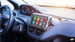 Broj AM radio stanica u Sjedinjenim Državama se smanjuje, a neki proizvođači automobila žele da skinu AM sa svojih komandnih tabli.