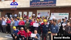 تجمع اعتراضی کارکنان رسمی وزارت نفت شاغل در شرکت بهره‌برداری نفت و گاز آغاجاری