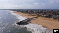 Le Bénin et ses voisins du littoral ouest-africain, le Togo et le Ghana, tout comme les îles du Pacifique et les villes côtières d'Asie du Sud, sont menacés par la montée des eaux.