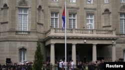 Vista principal de la embajada de Cuba en Washinton, el 20 de julio de 2015, momento de su reapertura tras 54 años sin relaciones oficiales entre Estados Unidos y Cuba.
