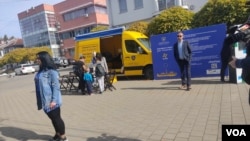 Informativna kampanja o viznoj liberalizaciji koju sprovodi Vlada Kosova, nastavljena je u Gračanici, 24. oktobar. (Foto: VOA)