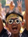 Pendukung Partai Golkar saat kampanye di Solo, Jawa Tengah 27 Mei 1999. (Foto: Reuters)