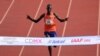 Le Kényan Titus Ekiru franchit la ligne d'arrivée pour remporter le Marathon international de Mexico, le 26 août 2018.