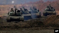 Tank Tipe 90 Pasukan Bela Diri Darat Jepang (JGDDF) bermanuver di tengah latihan tahunan di Kamp Minami Eniwa di Eniwa, Pulau Hokkaido di utara Jepang, 7 Desember 2021. (Foto: AP)
