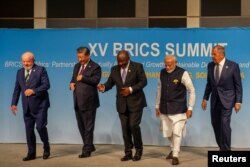左起：巴西總統盧卡、中國國家主席習近平、南非總統拉馬福薩、印度總理莫迪和俄羅斯外長拉夫羅夫在南非約翰斯堡出席金磚國家領導人峰會。 （2023年8月23日）