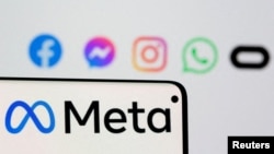 智能手機屏幕上展示的臉書Meta新標識。(2021年10月28日)