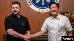 Ukrajinski predsjednik Volodimir Zelenski rukuje se s filipinskim predsjednikom Ferdinandom Markosom Jr. u Palati Malacanang u Manili, 3. juna,