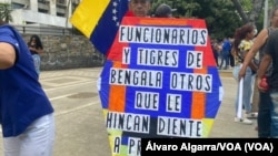 Un manifestante en contra de los "salarios de hambre" del gobierno venezolano muestra su herramienta de protesta en una marcha por el Día del Trabajador en Caracas, el 1 de mayo de 2023.