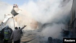 ARCHIVO: Los bomberos palestinos extinguen un incendio en el complejo de las Naciones Unidas después de ser alcanzado por fuego israelí en la ciudad de Gaza el 15 de enero de 2009.