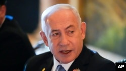 Perdana Menteri Israel Benjamin Netanyahu berbicara saat bertemu dengan calon presiden dari Partai Republik, mantan Presiden Donald Trump, di perkebunannya di Mar-a-Lago, Jumat, 26 Juli 2024, di Palm Beach, Florida. (Foto: AP)