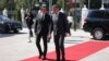 Косовскиот премиер Албин Курти и македонскиот премиер Христијан Мицкоски изразија жалење за случувањата на скопскиот аеродром околу косовската претседателка Вјоса Османи и најавија дополнителна истрага. Средба во Скопје, 5 август, 2024. (Фото: Влада на РСМ)