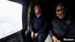Türkiyə xarici işlər naziri Mövlud Çavuşoğlu və ABŞ dövlət katibi Antoni Blinken helikopterdə Hatay vilayətində zəlzələdən zərər çəkmiş bölgələri izləyir, 19 fevral 2023-cü il.