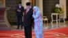 Ratu Malaysia Tunku Azizah Aminah Maimunah Iskandariah memeluk adiknya Sultan Ibrahim Iskandar dari Johor setelah pemilihan Raja Malaysia yang digelar di Istana Nasional di Kuala Lumpur, pada 27 Oktober 2023. (Foto: Mohd Rasfan/Pool foto via AP)