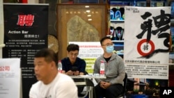 中國青年失業率破紀錄。北京一家購物中心設立一個招聘點。（2023年6月9日）