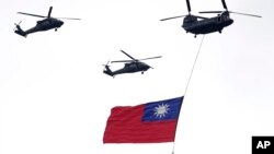 2024年5月20日台灣總統賴清德就職典禮期間，直升機載著台灣國旗飛過台北