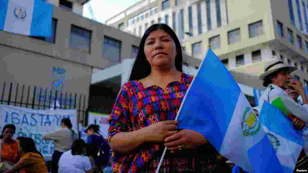 Los manifestantes bloquearon el edificio del Ministerio Público para exigir la renuncia de fiscales.