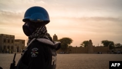 Un policier nigérian de la Minusma en patrouille sur la place principale de Tombouctou au Mali le 8 décembre 2021.