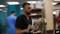 Un niño palestino herido en un bombardeo israelí es trasladado a un hospital al sur de la Franja de Gaza, el 2 de noviembre de 2023.