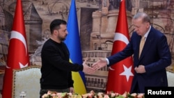 ယူကရိန်းသမ္မတ Volodymyr Zelenskyy (ဝဲ)နှင့် တူရကီ သမ္မတ Recep Tayyip Erdogan (ယာ) တို့ အစ္စတန်ဘူမြို့မှာ တွေ့ဆုံစဉ် (မတ် ၈၊ ၂၀၂၄)