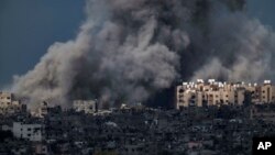 Asap membubung ke langit menyusul ledakan di Jalur Gaza, terlihat dari Israel selatan, Jumat, 8 Maret 2024. (Foto: Leo Correa/AP Photo))