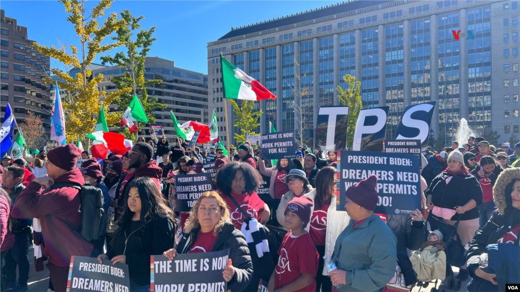 Cientos de personas se acercaron al parque Franklin, en Washington, para manifestarse hasta la Casa Blanca para exigir al presidente Joe Biden extender las protecciones laborales a los inmigrantes indocumentados en EEUU.