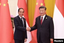 Presiden China Xi Jinping dan Presiden Joko Widodo berjabat tangan di sela-sela Forum Belt and Road di Beijing, China, 17 Oktober 2023. (Foto: via Reuters)