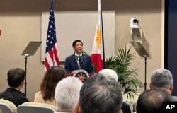 菲律賓總統小馬克斯在美國夏威夷檀香山的井上健-亞太安全研究中心發表演說。 （2023年11月19日）