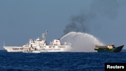 中國海岸警衛隊在第二托馬斯礁附近向菲律賓執行補給任務的民用船隻發射水炮。（2024年3月5日）