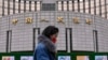 中国降低几个主要利率来支持脆弱的经济