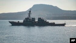 這是美國軍艦卡尼號(USS Carney)飛彈驅逐艦。五角大樓表示，2023年12月3日星期日，這艘美國軍艦和多艘商船在紅海遭到攻擊，這可能標誌著與以色列-哈馬斯戰爭有關的一系列中東海上襲擊的重大升級。（美聯社圖片）