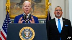 Le président américain Joe Biden et son ministre de l'Éducation, Miguel Cardona.