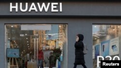 一名女子走過烏克蘭首都基輔市中心的一家華為商店。（2019年11月11日）