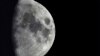 Cráteres de impacto cubren la superficie de la Luna, vista desde Berlín, Alemania, el martes 11 de enero de 2022. 