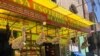 Una tienda del “Mercado de las Brujas” en La Paz, Bolivia, exhibe los característicos fetos de llama y anuncia otras mercancías "esotéricas". [Foto Fabiola Chiambi, VOA]