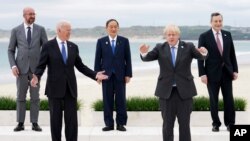 11일 영국 남서부 휴양도시 콘월에서 열린 제47회 G7 정상회의에 참석한 지도자들이 기념사진을 찍고 있다.