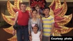 Maysaroh (tengah) bersama suami (kiri) dan dua anak Maysaroh yang kini masih tinggal di Indonesia (dok: Maysaroh)