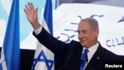 Lider Likuda Benjamin Netanjahuu pozdravlja pristalice u štabu stranke u Jerusalimu (Foto: REUTERS/Ammar Awad)