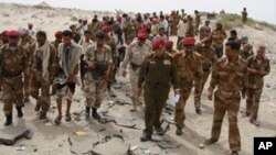 Các giới chức quân đội thị sát khu vực các phần tử chủ chiến có liên hệ với al-Qaeda tấn côn giết chết hơn 110 binh sĩ Yemen gần thành phố Zinjibar ngày 6 tháng 3, 2012.