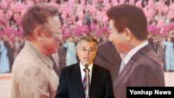 문재인 한국 대통령 당선인이 지난 2012년 10월 10.4 남북정상선언 5주년 기념 토론회에서 대북정책 구상을 밝히고 있다.