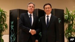 美国国务卿布林肯与中国国家副主席韩正在纽约举行会晤前握手。（2023年9月18日）
