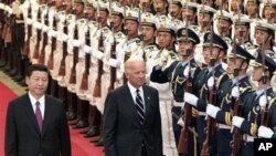 中國國家副主席習近平8月18日在北京歡迎到訪的美國副總統拜登，兩位領導人檢閱儀仗隊