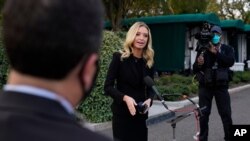 L'attachée de presse de la Maison Blanche Kayleigh McEnany, s'entretient avec les médias, le 4 octobre 2020, devant la Maison Blanche à Washington.