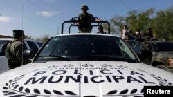 Los soldados utilizan una camioneta de la policía municipal local en San Fernando, en el estado mexicano de Tamaulipas, 20 de diciembre de 2011.