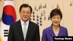 한국 국정원장에 내정된 이병기 주일대사가 지난해 5월 청와대에서 신임장 수여식을 마친 뒤 박근혜 대통령과 기념촬영하고 있다. (자료사진)