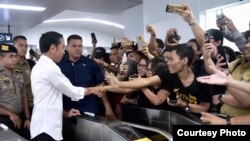 Presiden Jokowi menyalami warga saat uji coba naik MRT dari Stasiun Bundaran HI-Lebak Bulus, di Jakarta, Selasa (19/3) (Foto: Biro Pers Sekretariat Presiden).