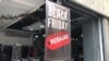 Una tienda en un concurrido bulevar en el centro de Caracas despliega un cartel a propósito del Black Friday o Viernes Negro, el 24 de noviembre de 2021. Foto: Álvaro Algarra - VOA.