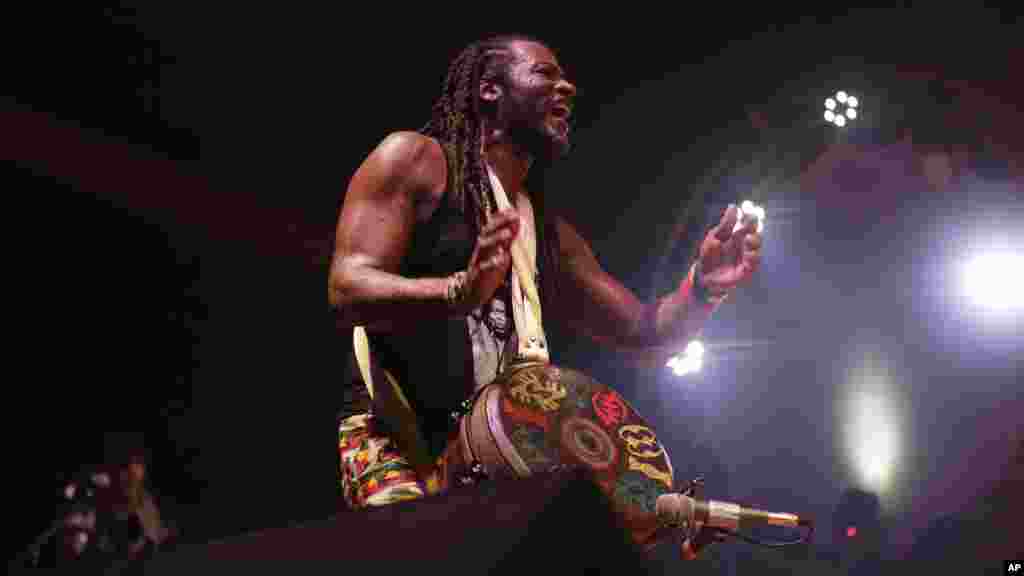 Daya daga cikin mawakan da suka burge jama'a lokacin bukin tunawa da marigayi Fela Anikulapo Kuti a Lagos, ran litinin 19 Oktoba, 2015.