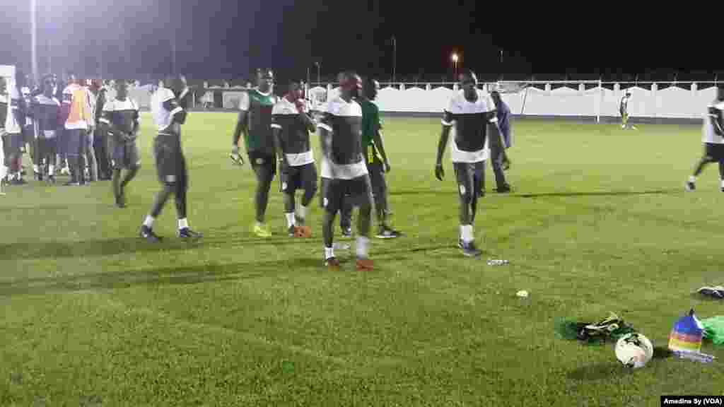 Les Sénégalais s’entraînent à Bongoville, le 12 janvier 2017 (VOA/Amedine Sy)