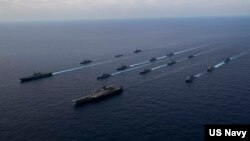 美国与盟国的海军舰只在菲律宾海参加2021年联合年度军演。（2021年11月23日）
